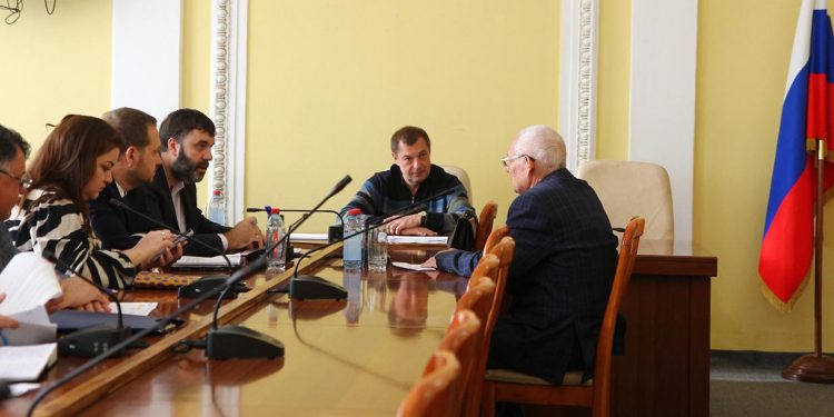 Рязанцы хотят перегородить проезд бетонными блоками из-за проезжающих мимо дома машин Рязанцы хотят перегородить проезд бетонными блоками из-за проезжающих мимо дома машин