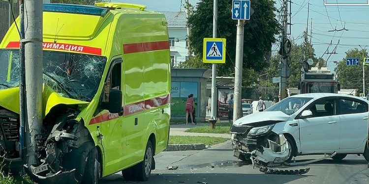 В центре Рязани реанимобиль врезался в столб