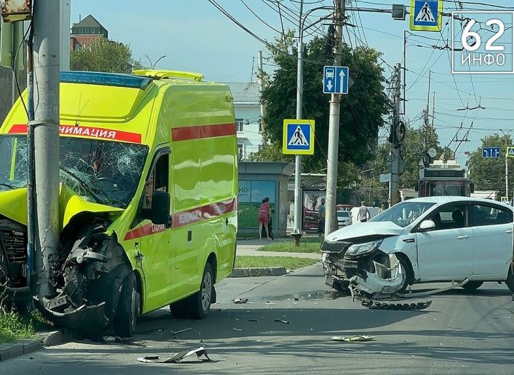 В центре Рязани реанимобиль врезался в столб