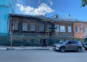 На улице Почтовой в Рязани убирают декор со старинного здания