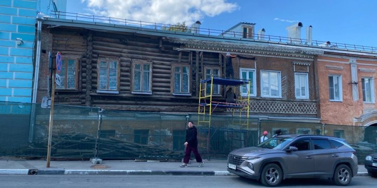 На улице Почтовой в Рязани убирают декор со старинного здания На улице Почтовой в Рязани убирают декор со старинного здания