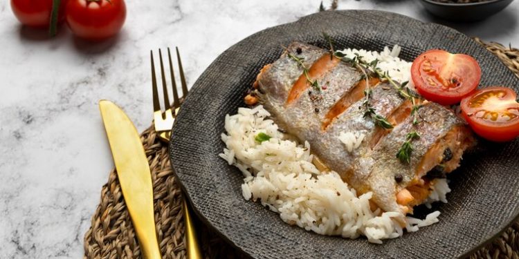 Диетолог Лазуренко: в жаркую погоду нужно включить в рацион рыбу, нежирную птицу и яйца