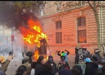Во Франции протестующие сожгли бюро туризма и вступили в стычки с полицией
