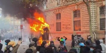 Во Франции протестующие сожгли бюро туризма и вступили в стычки с полицией