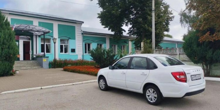 Четыре школы Рязанской области получили новые автомобили Lada
