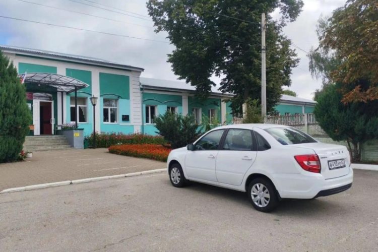 Четыре школы Рязанской области получили новые автомобили Lada