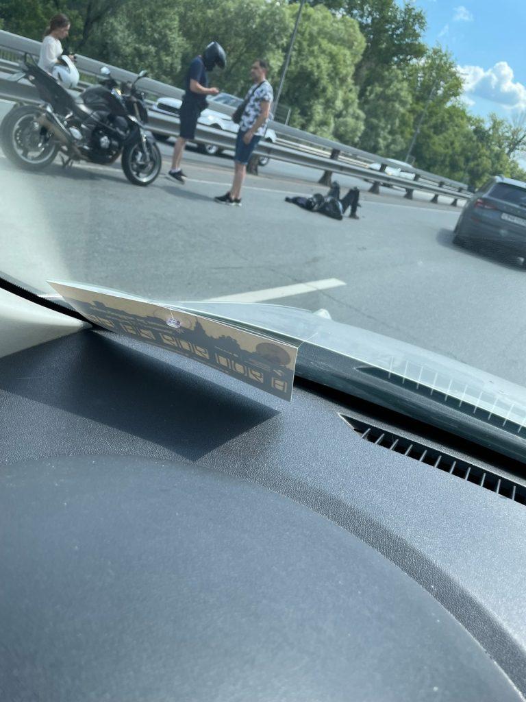 На Северной окружной водитель легковушки сбил мотоциклиста