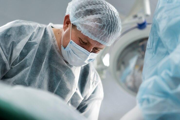 Американские врачи впервые пересадили 54-летней пациентке искусственное сердце и почку свиньи