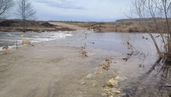 Паводок затопил дорогу в Рязанской области на метр