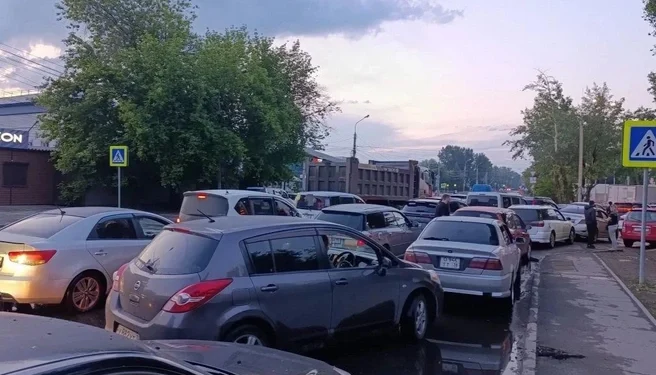 Журналисты стояли 12 часов в очереди за бензином Журналисты стояли 12 часов в очереди за бензином