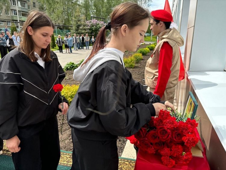 Под Рязанью на фасаде местной школы установили памятную доску погибшему на СВО Игоря Жаринова