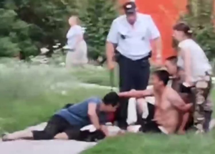 На улице Березовой в Рязани несколько подравшихся мужчин пробили окно в "Пятерочке"