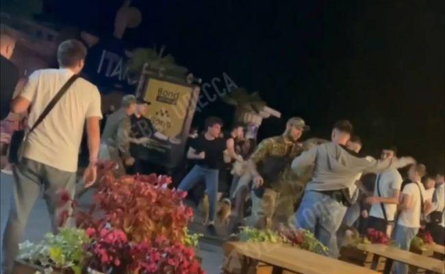 В Одессе гражданские подрались с военными
