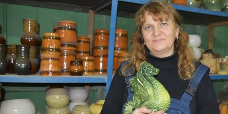 К встрече Нового года скопинские гончары изготовили фигурки драконов из керамики К встрече Нового года скопинские гончары изготовили фигурки драконов из керамики