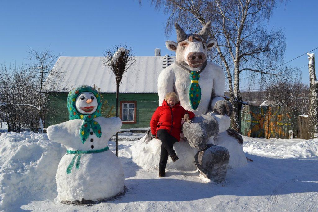 Жительница Пронска слепила из трех тонн снега скульптуру быка
