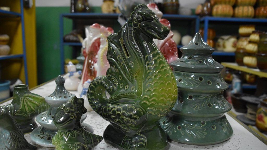 К встрече Нового года скопинские гончары изготовили фигурки драконов из керамики