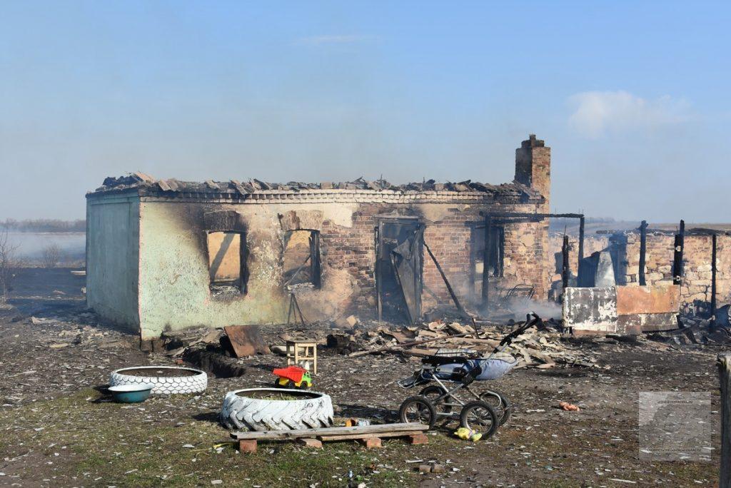 После пожара в Михайловском районе многодетная семья остались без крова