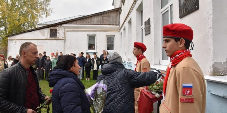 В Спасском районе установили памятную доску погибшему на спецоперации бойцу Виталию Большакову