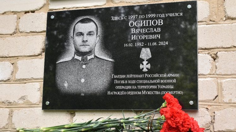 В Старожиловском районе открыли памятную доску погибшему на СВО Вячеславу Осипову