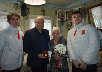 Глава администрации Путятинского округа Валерий Рябков наградил двух тружениц тыла Глава администрации Путятинского округа Валерий Рябков наградил двух тружениц тыла