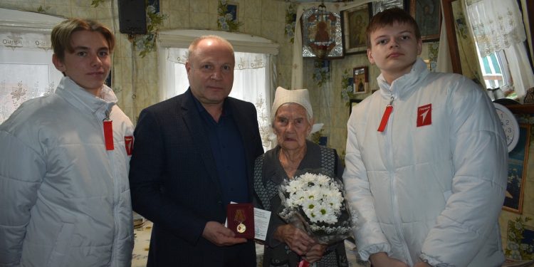 Глава администрации Путятинского округа Валерий Рябков наградил двух тружениц тыла Глава администрации Путятинского округа Валерий Рябков наградил двух тружениц тыла