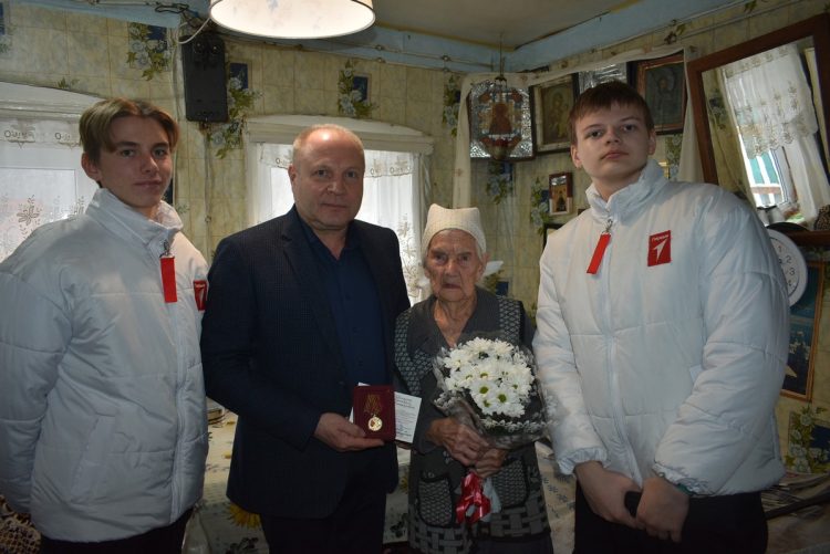 Глава администрации Путятинского округа Валерий Рябков наградил двух тружениц тыла