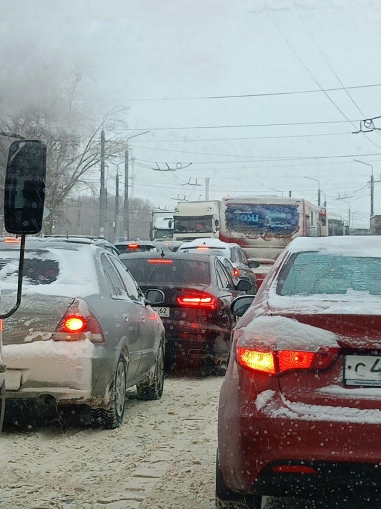 На улице Советской Армии две фуры перекрыли дорогу