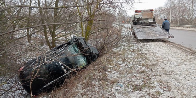 В Пронском районе автомобиль улетел в кювет и перевернулся В Пронском районе автомобиль улетел в кювет и перевернулся