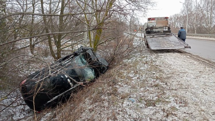 В Пронском районе автомобиль улетел в кювет и перевернулся
