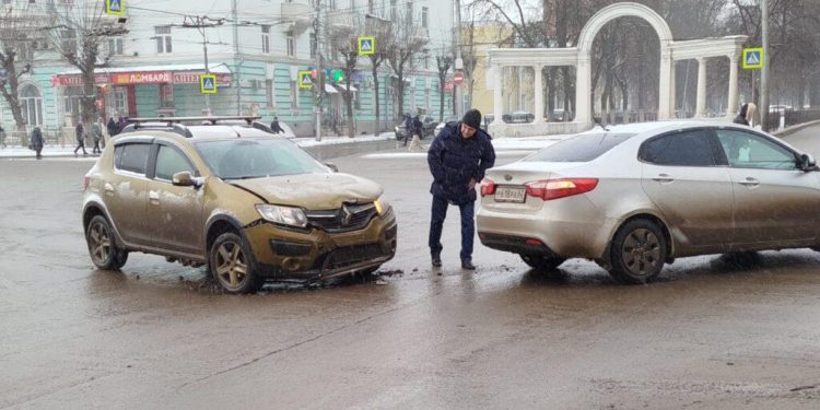 На рязанской площади Театральной столкнулись две легковушки