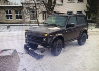 В рязанских Сараях водитель на Niva врезался в бетонный блок В рязанских Сараях водитель на Niva врезался в бетонный блок