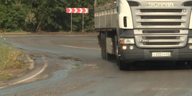 Большегрузы с перевесом разрушают рязанские дороги