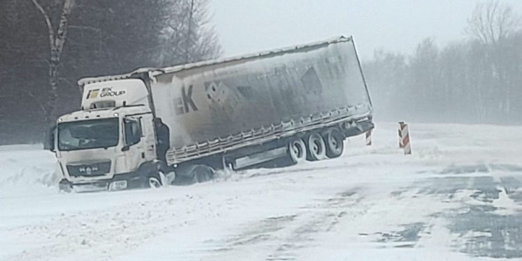 В Захаровском районе фура улетела в кювет