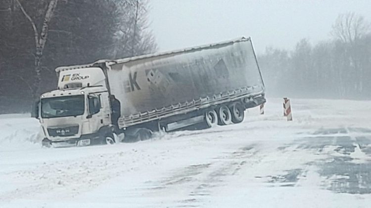 В Захаровском районе фура улетела в кювет