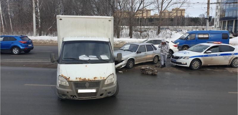 На Московском шоссе в ДТП пострадала 33-летняя пассажирка ВАЗа