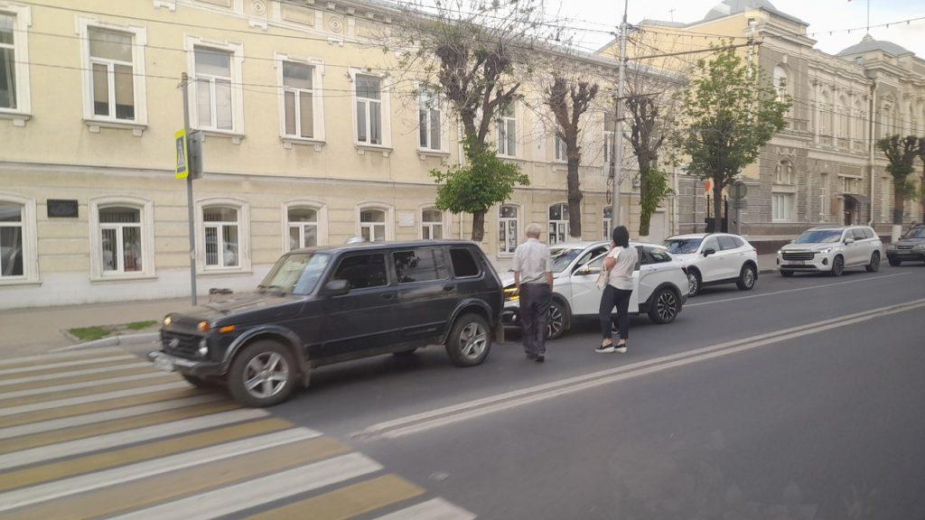 В центре Рязани столкнулись две легковушки