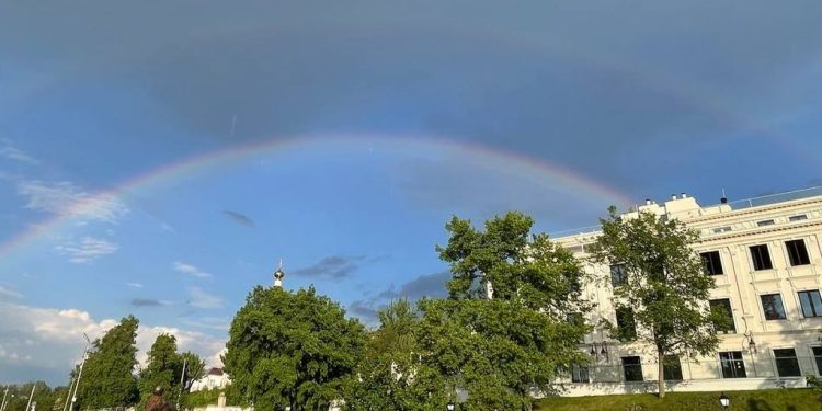 Горожане засняли в небе над Рязанью двойную радугу Горожане засняли в небе над Рязанью двойную радугу