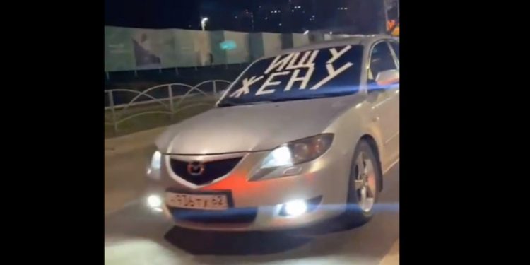 По рязанским улицам проехала колонна автомобилей с надписью на лобовом стекле «Ищу жену»