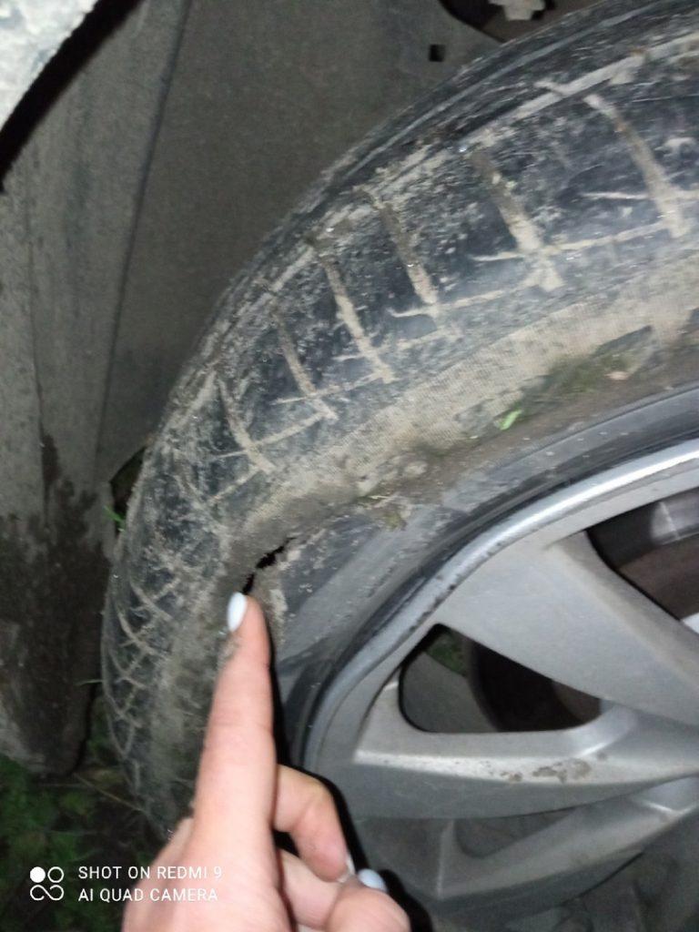 В Рязанской области женщина-водитель пробила на автодороге "Ряжск-Рязань" два колеса
