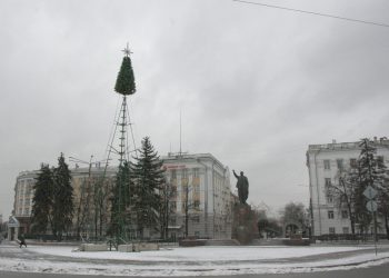 Новогоднюю ель на рязанской площади Ленина украсят 300 шариками Новогоднюю ель на рязанской площади Ленина украсят 300 шариками