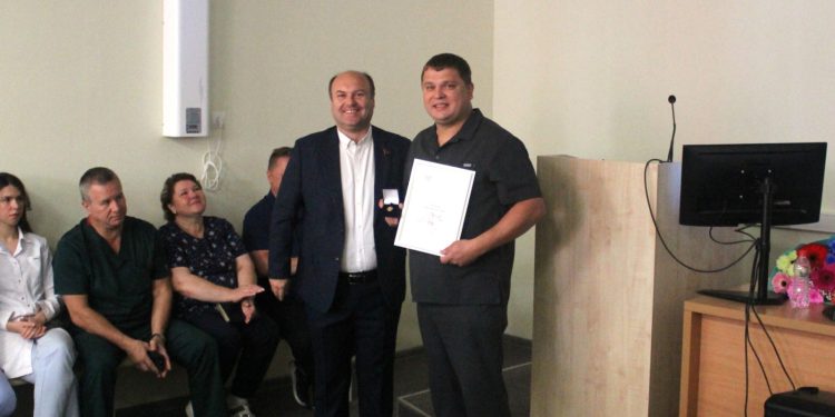 Лидер рязанских коммунистов Денис Сидоров вручил награды медикам