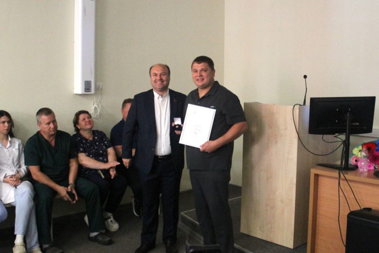 Лидер рязанских коммунистов Денис Сидоров вручил награды медикам