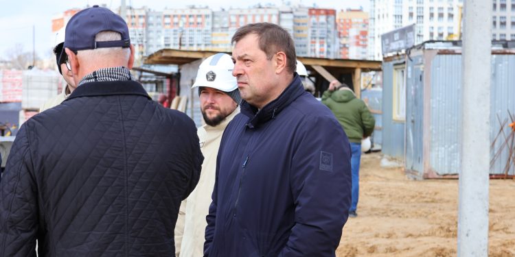 Мэр Рязани Артемов проверил ход строительства школы в Семчино и детсада в районе Метропарка Мэр Рязани Артемов проверил ход строительства школы в Семчино и детсада в районе Метропарка