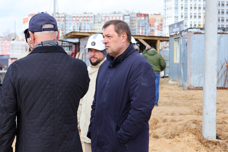 Мэр Рязани Артемов проверил ход строительства школы в Семчино и детсада в районе Метропарка
