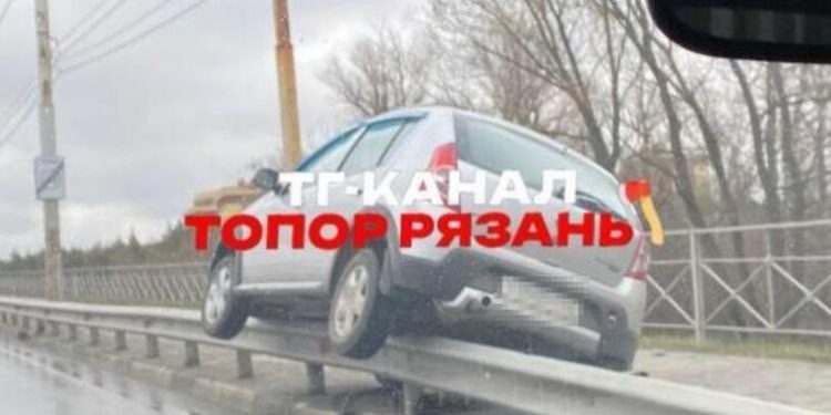 На путепроводе на Московском шоссе легковушка повисла на ограждении