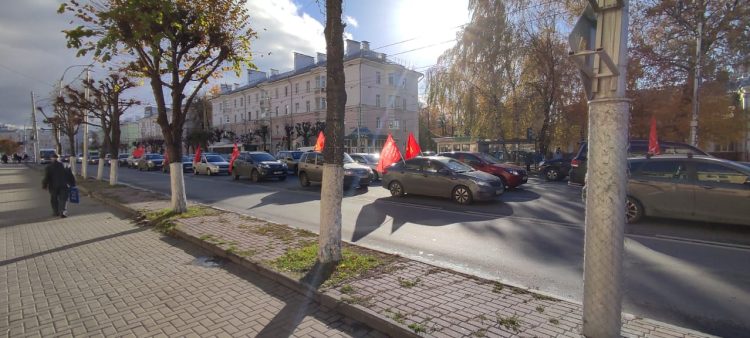 29 октября в центре Рязани засняли колонну машин с красными флагами
