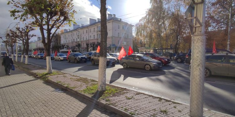 29 октября в центре Рязани засняли колонну машин с красными флагами