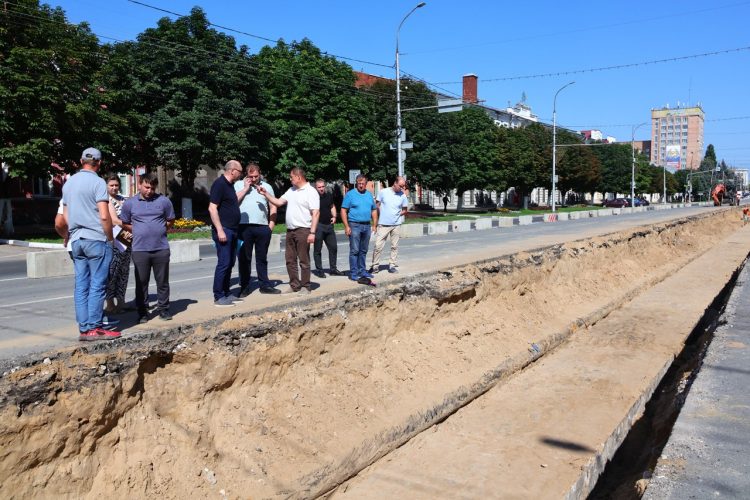 Мэр Рязани Артемов проконтролировал капремонт теплосетей на Первомайском проспекте