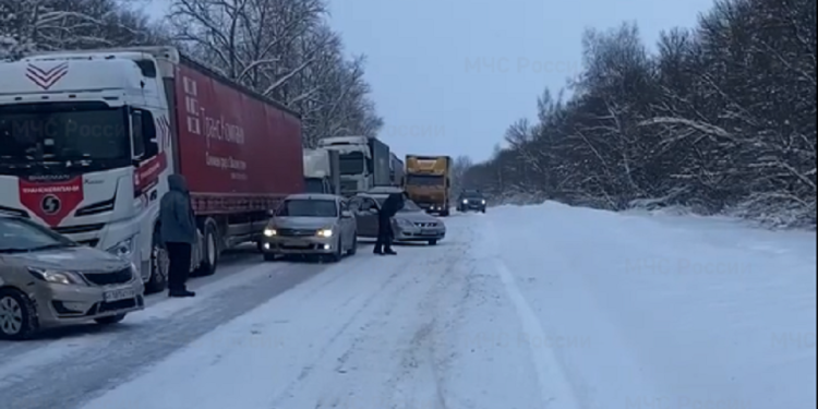 На трассе М-5 "Урал" - затор из машин На трассе М-5 «Урал» — затор из машин