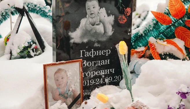 Семья младенца живет после того, как няня принесла его в жертву ради спасения мира